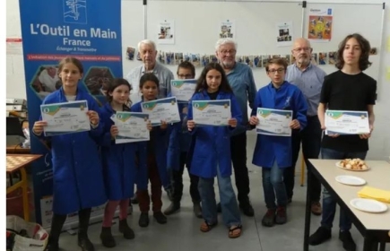 Les enfants diplômés et en arrière-plan, : Jean-Pierre Pallier, Jacques Cessat et Bernard Beaubreuil.